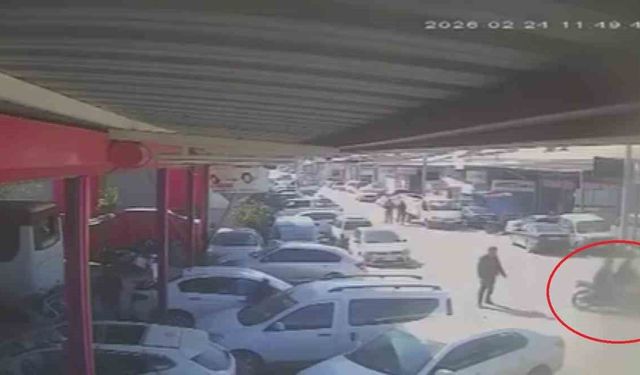 Kazada çarpışan motosiklet sürücülerinin savrulduğu anlar kamerada