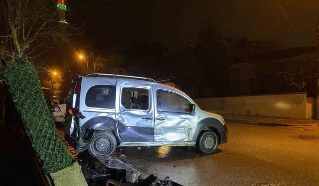 Kocaeli'de 3 aracın karıştığı zincirleme kazada sürücü kaçtı: 1 yaralı