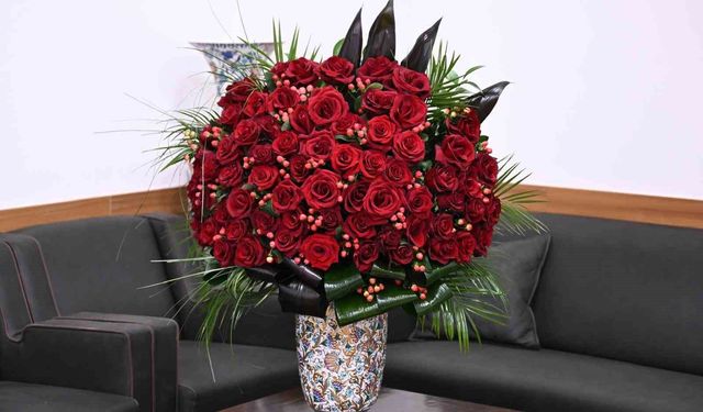 MHP lideri Bahçeli, Cumhurbaşkanı Erdoğan'a 72 gül ve özel tasarım tablo gönderdi