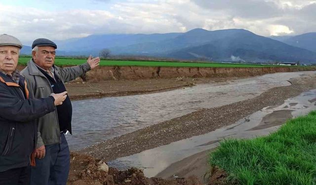 Ödemiş'te baraj tahliye suyu sel oldu, geçtiği tarlaları küçülttü