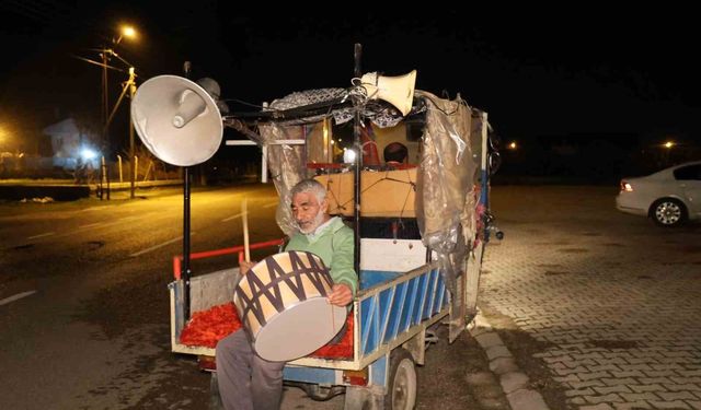 Ramazan davulcusundan hem geleneksel hem teknolojik yöntem