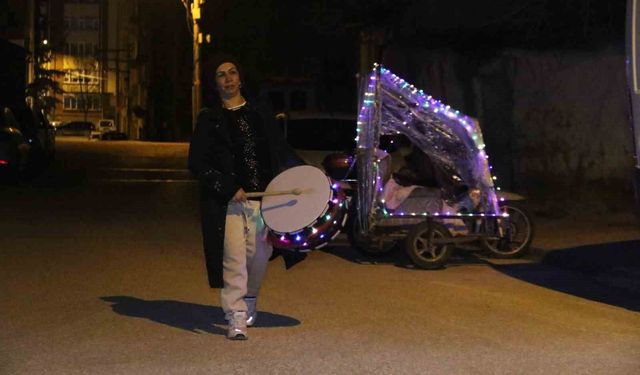 Rengarenk davulunu çalarak torununa 'ışık' olmak istiyor
