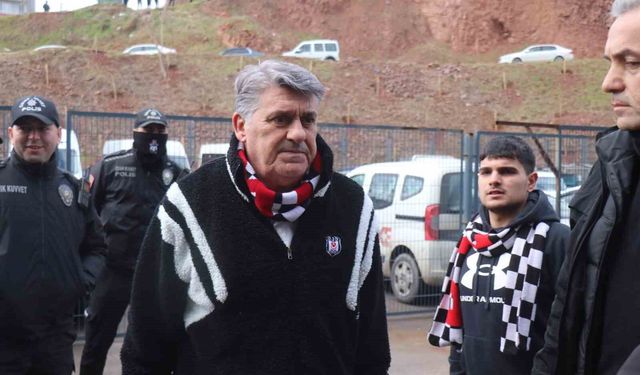 Serdal Adalı taraftarla birlikte maça geldi