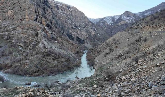 Şırnak'ta kar eridi, dereler taştı