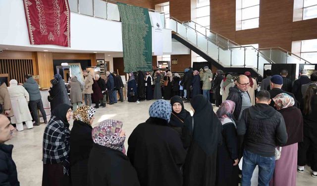 Sivas'ta Mukaddes Emanetler Sergisi'nde uzun kuyruklar oluştu