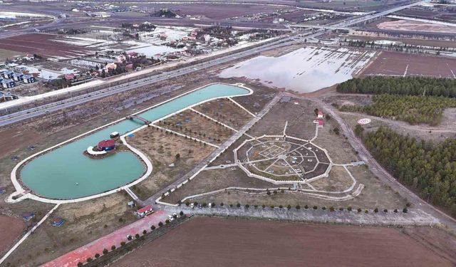 Sivas'ta yağmur suları ikiz gölet oluşturdu