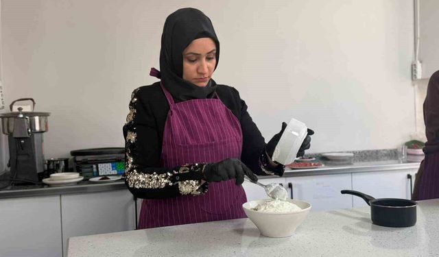 Siverek'te aşçılık kursuna giden kadınlar yöresel yemekler yapıp sofraları süslüyor