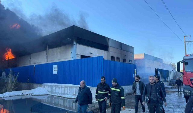 Torbalı'da geri dönüşüm fabrikasında yangın