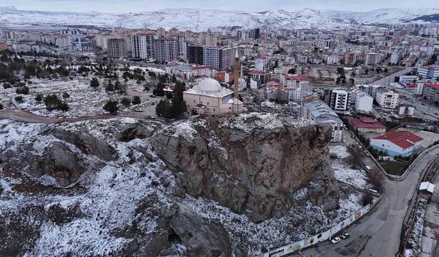 Uçurumun kıyısındaki türbede Ramazan yoğunluğu yaşanıyor