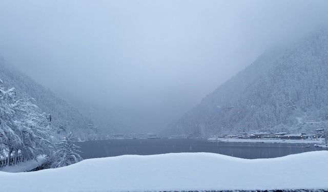 Uzungöl beyaza büründü: Kar kalınlığı 1 metreyi aştı