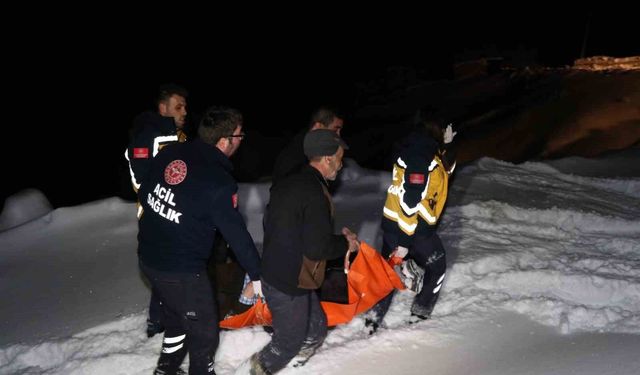 Yolu karla kapanan ve elektrikleri kesik olan köyde oksijensiz kalan hastanın imdadına yetiştiler