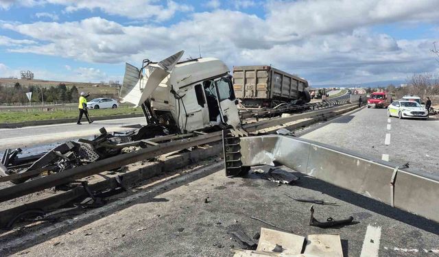 Yönlendirme tabelasına çarpan tırın ön kabini koptu: 1 yaralı