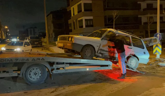 Eskişehir’de İki Otomobil Çarpıştı: 4 Kişi Yaralandı