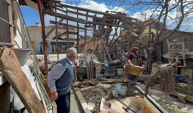 Eskişehir’de cadde çalışması kabusa döndü: Yaşlı çiftin evinin duvarı yıkıldı