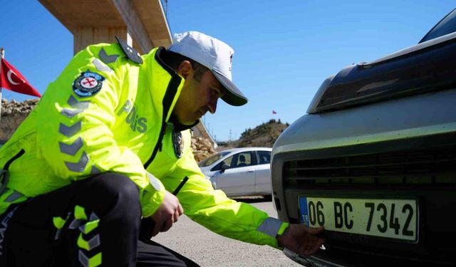 43 İlin Geçiş Yolu Üzerinde APP Plakalı Araçlar Durduruldu: Sürücülere Bilgilendirme Yapıldı