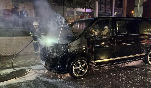 Seyir Halindeki Minibüs Alev Aldı: Yılmaz Büyükerşen Bulvarı'nda Panik