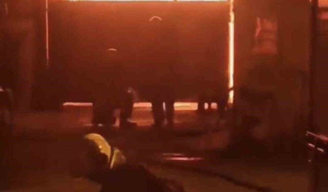 Adana'daki Mobilya Atölyesinde Yangın Meydana Geldi