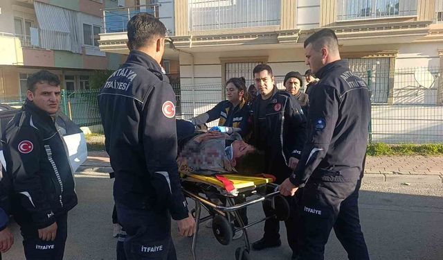 Antalya'da otomobil elektrik direğine çarptı: 3 yaralı