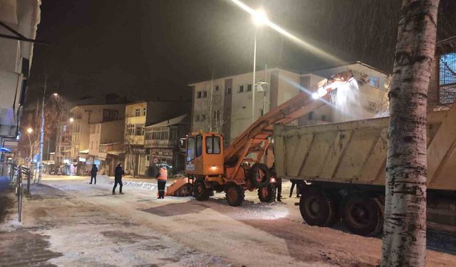 Ardahan Belediyesi karla mücadelesini sürdürüyor