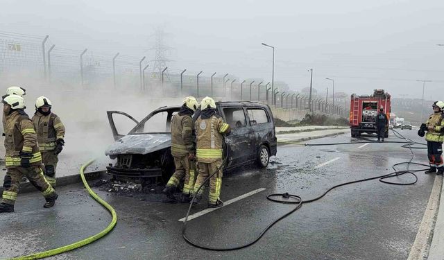 Arnavutköy'de seyir halindeki VIP taksi alev alev yandı