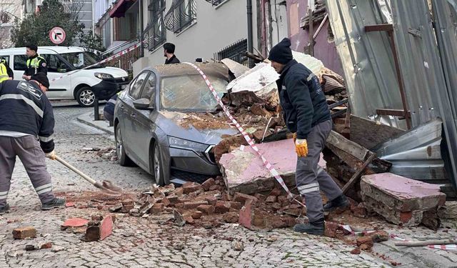 Beşiktaş'ta metruk bina park halindeki aracın üzerine çöktü