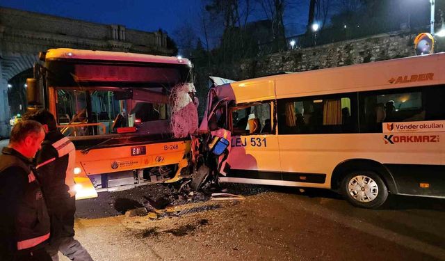 Beşiktaş'ta servis minibüsüyle İETT otobüsü kafa kafaya çarpıştı: 2 yaralı