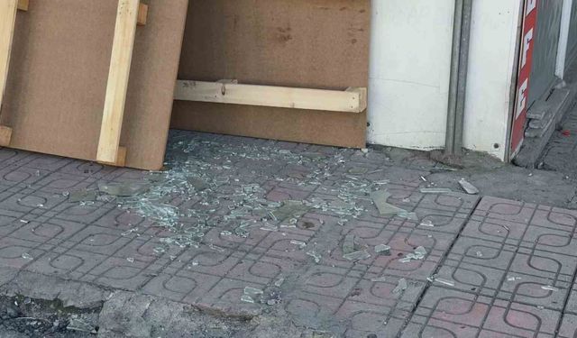 Diyarbakır'da çarpışan araçlardan biri iş yerine daldı