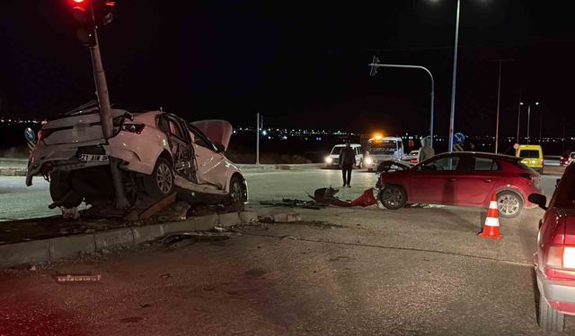 Diyarbakır'da iki otomobil kafa kafaya çarpıştı: 3 yaralı