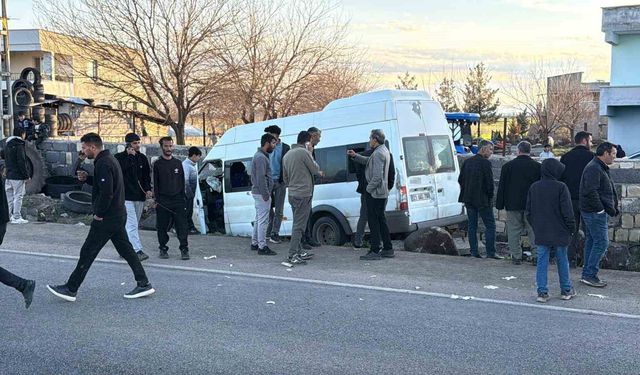 Diyarbakır'da işçi minibüsü duvara çarptı: 12 yaralı