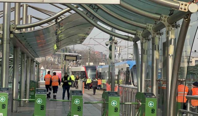 Eminönü'nde tramvay raydan çıktı