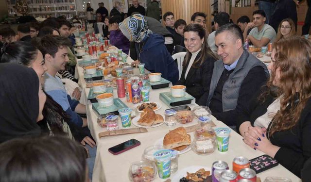 Esenyurt'ta gençlerle iftar buluşması