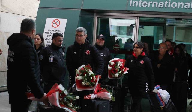 Havalı Silahlar Avrupa Şampiyonası'nı 7 madalyayla tamamlayan milli sporcular yurda döndü