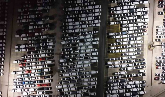 Haydarpaşa Limanı'nda gece mesaisi: 2026 model araçlar limana indirildi