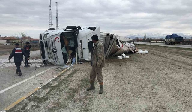 Konya'da iplik yüklü tır devrildi: 1 yaralı