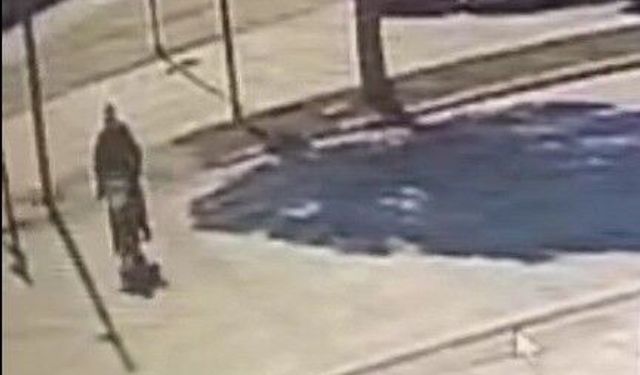 Motosikletiyle yaya geçidinden geçmek isteyen adamın hayatını kaybettiği kaza anları ortaya çıktı