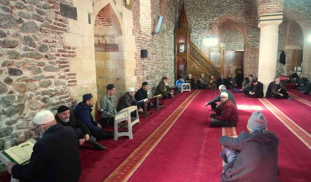 Muş'taki asırlık camide mukabele geleneği yaşatılıyor