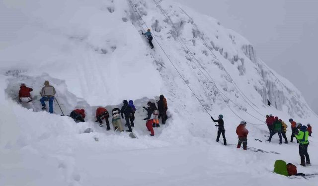 Palandöken'de buz tırmanışı eğitimi başarıyla gerçekleşti