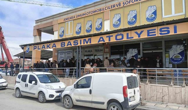 Plakasının yazı sitili standartlara aykırı olan sürücüler ceza yememek için plaka basım atölyesinde uzun kuyruklar oluşturdu
