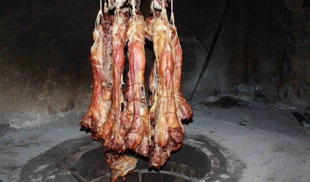 Siirt'in tescilli lezzeti büryan kebabı iftar sofrasının vazgeçilmezi oluyor