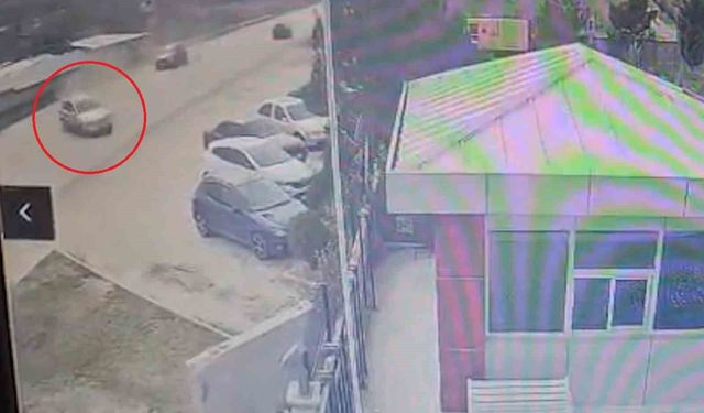 Trafikte korku dolu anlar kamerada: Otomobil böyle savruldu