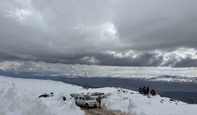 Ağrı Dağı'nda kaybolan dağcı için kurtarma operasyonu başlatıldı