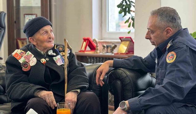 Albay Vanlı, 91 Yaşındaki Şehit Babasını Karşılayarak Makamında Ağırladı