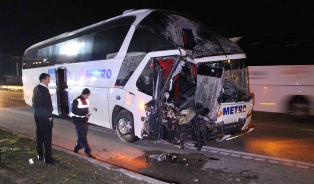 Amasya'da otobüs ile tırın çarpışması sonucu 11 kişi yaralandı