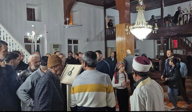 Anamur'da Kadir Gecesi'nde Sakal-ı Şerif Ziyarete Sunuldu