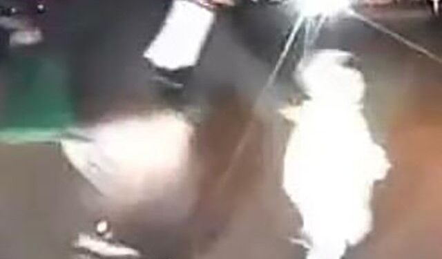 Annesinin elinden kaçan çocuk otomobilin önüne fırladı, kazadan kurtuldu