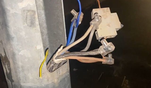 Aydınlatma Direklerinden Evlerine Kaçak Elektrik Çekenler Yakalandı