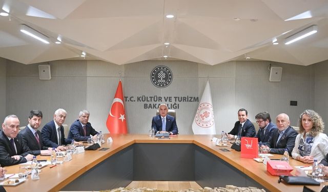 Bakan Ersoy'dan 2026 Turizm Stratejileri Üzerine Önemli Toplantı