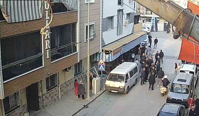 Bakkala giren otomobil, motosikletliye çarpmamak için direksiyonu kırdı