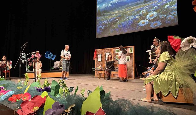 Bergama'da Tiyatro Festivali Yoğun İlgiyle Karşılandı