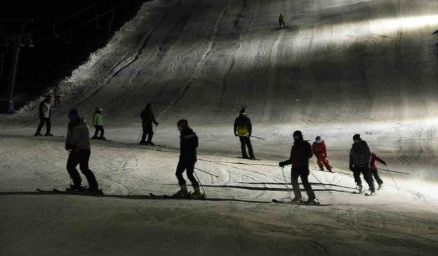 Bitlis'te İftar Sonrası Gece Kayak Deneyimi